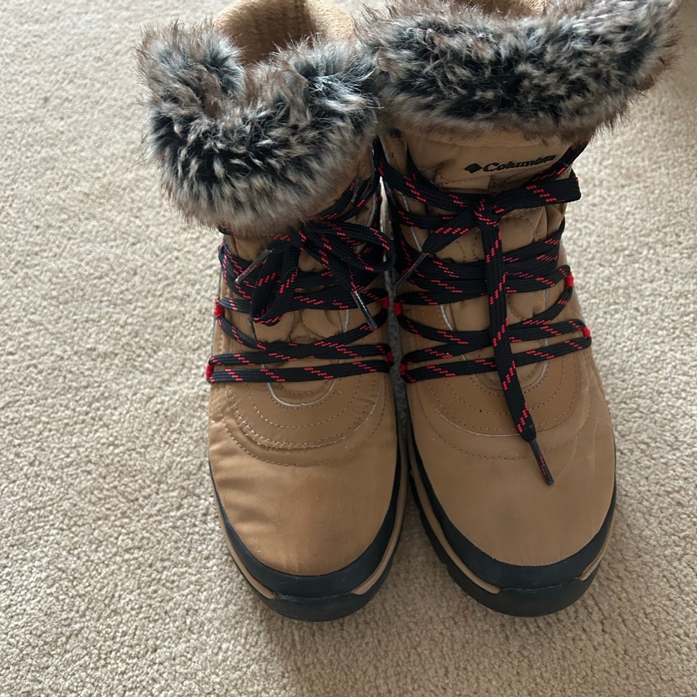 Columbia Tan Winter Boots with Fur Trim